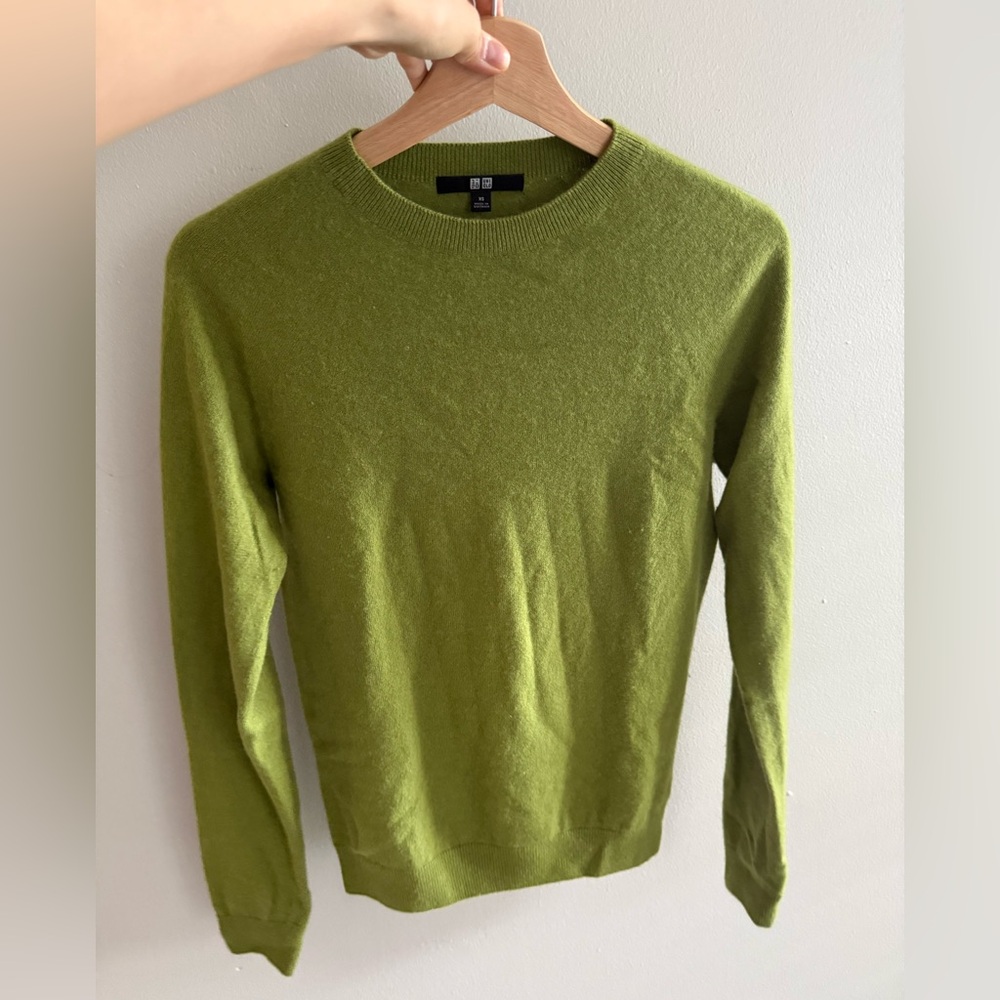 Uniqlo Crewneck Sweater in Olive Green